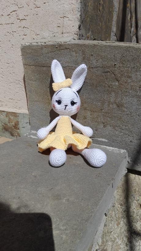 Háčkovaný zajačik v šatičkách, 