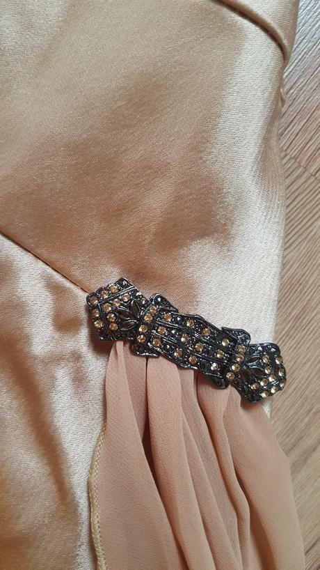 Zlaté spoločenské šaty, 34