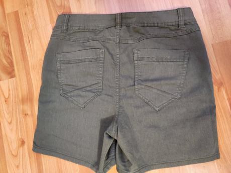 Strečové šortky, 36