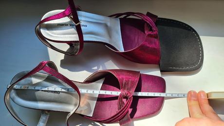 Spoločenské šaty s holým chrbatom,