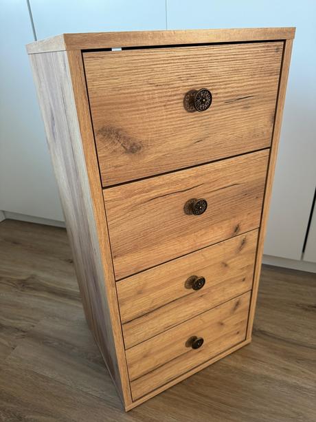 Komoda livarno so 4 zasuvkami orig. zabalena, 