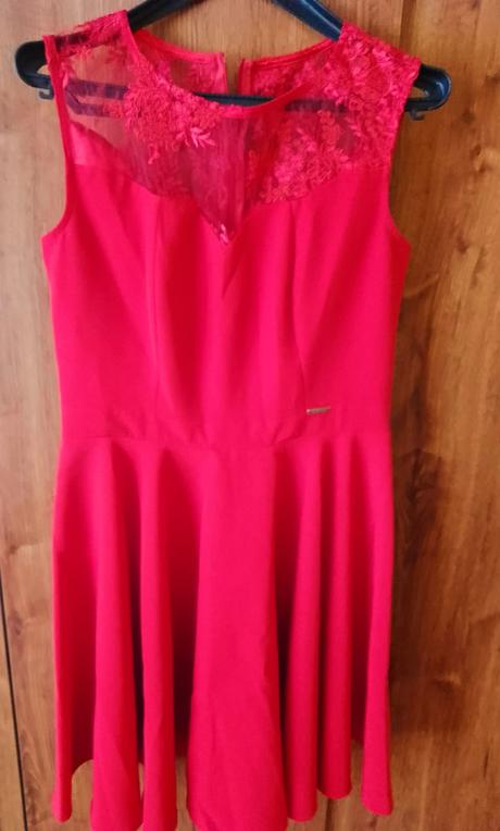 Červené šaty s čipkou, m