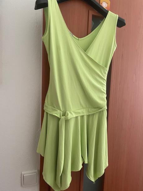 Krasne saty v trendy farbe toho leta, s