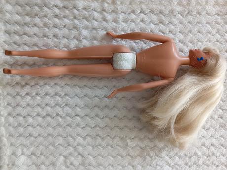 Retro barbie s náušnicami, 