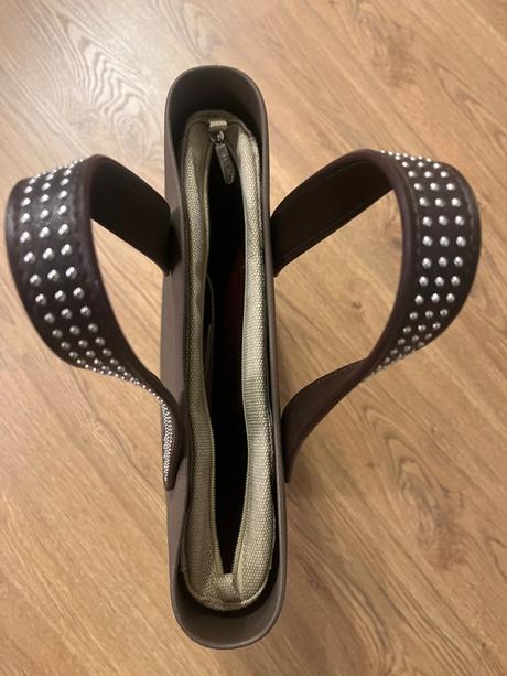 Justo kabelka, ju´sto