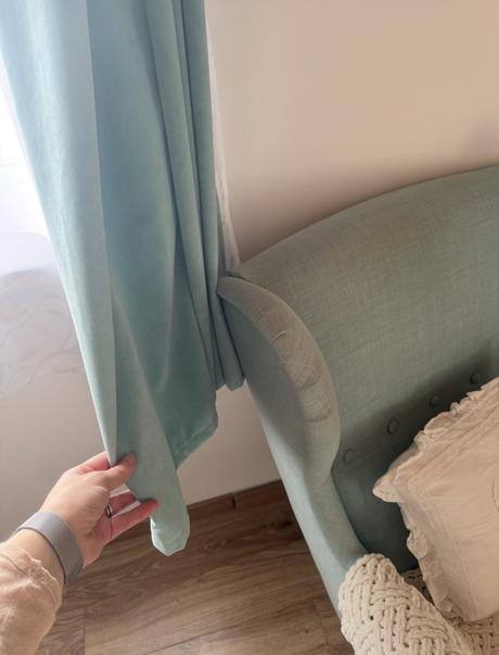 Zatemnovacie závesy a záclony v mentolovej farbe,