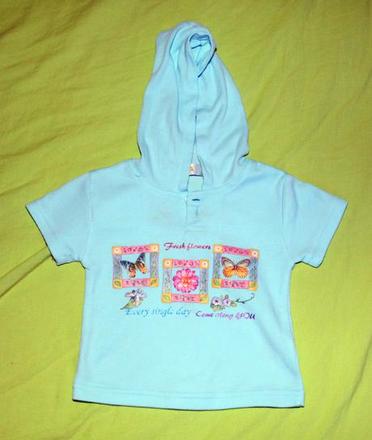 Tyrkysové tričenko s kapuckou, 68