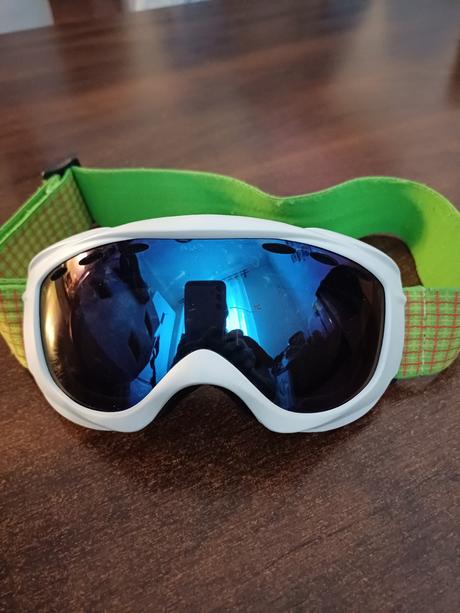 Dievcenska prilba a okuliare, s