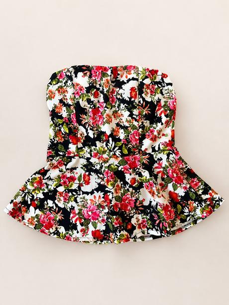 Kvetinový korzetový top s peplum strihom, s