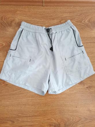 Sivé kraťasky, 140