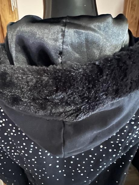 Mikina s kryštálmi a s hodvábnou kapucňou uncs, m