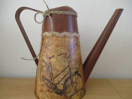 Kovová krhlička, bicykel,