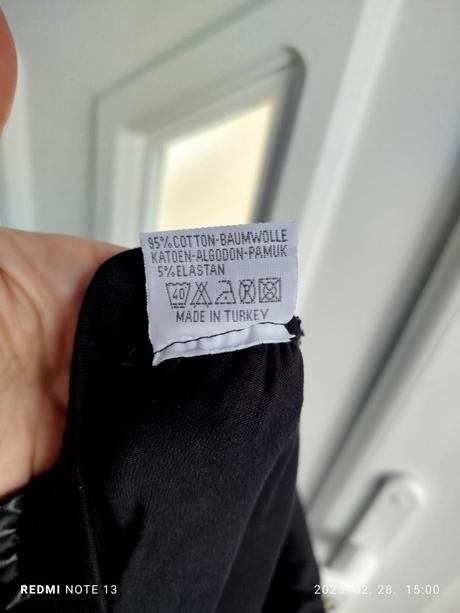 Čierna sukňa so strapcami, 128