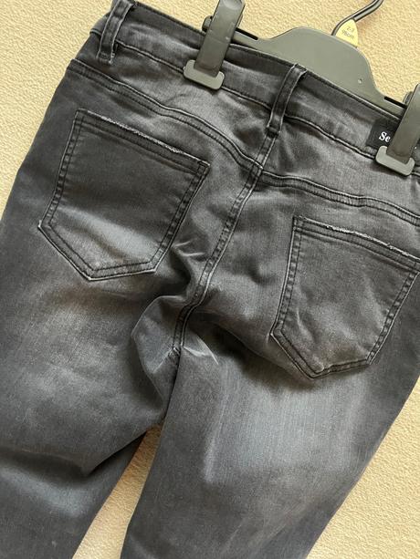 Čierne roztrhané rifle l, l