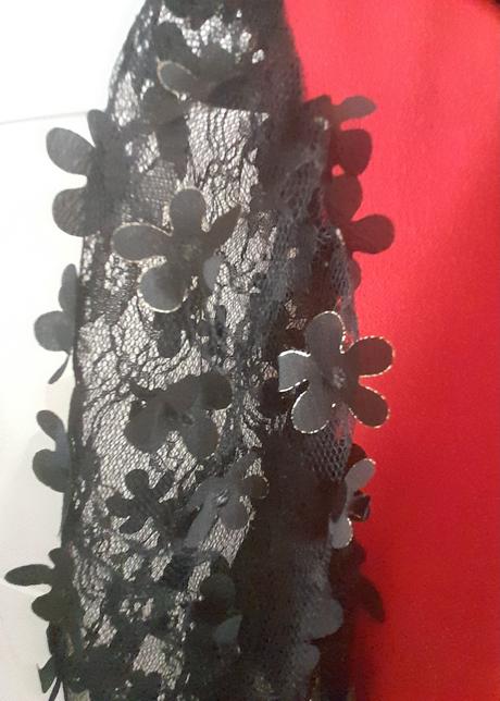 Krásna červená blúzka s čiernou čipkou, 36