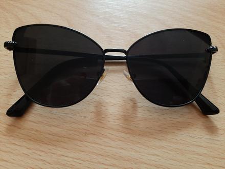 Čierne slnečné okuliare,