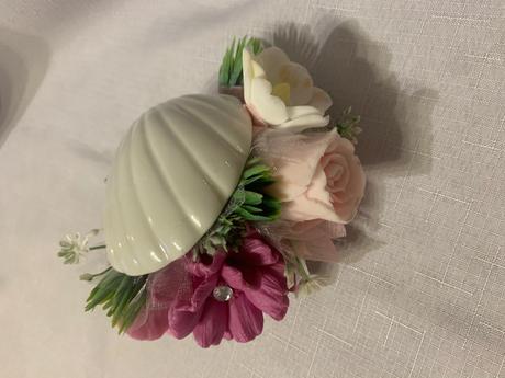 Mydlova kytica v mušli, 