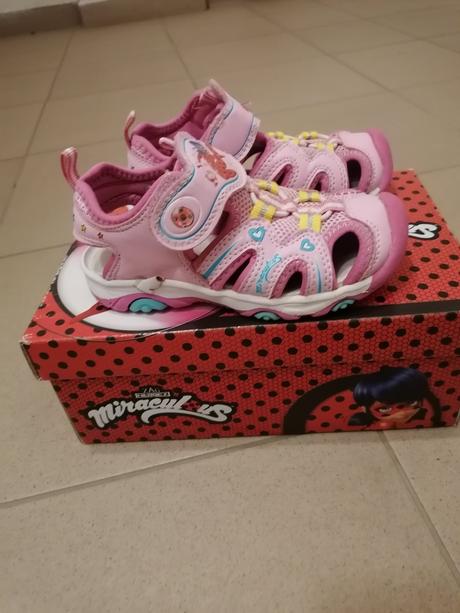 Dievcenske sandale, 25