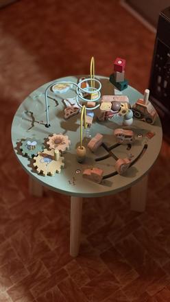 Drevený montessori stolík s aktivitami, 