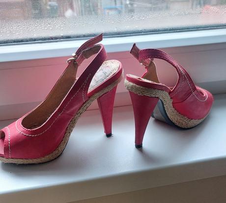 Červené lodičky, 36