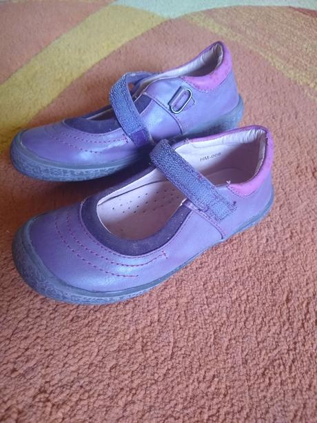 Fialové topánky, 28