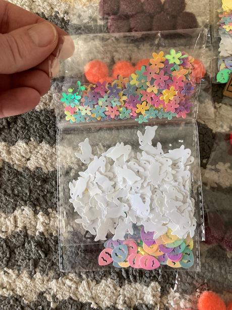 Plyšové guličky a trblietky na tvorenie, 