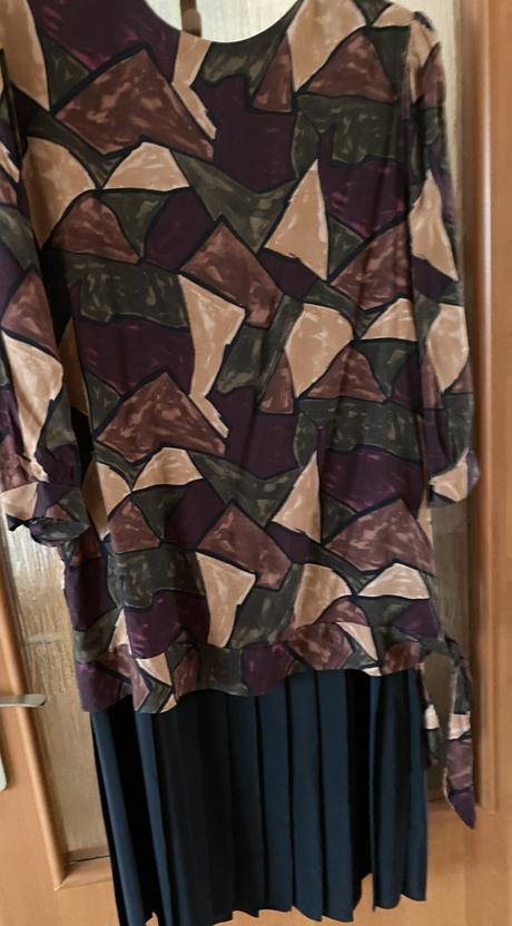 Kvalitné podšité šaty s plisovanou sukňou v. 48, 48