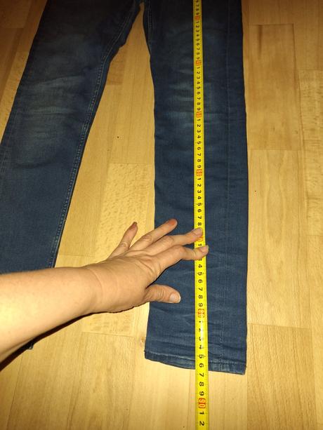 Džínsy skinny fit, 146