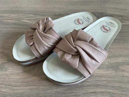 Kožené šľapky s anatomicky tvarovanou stielkou, 41