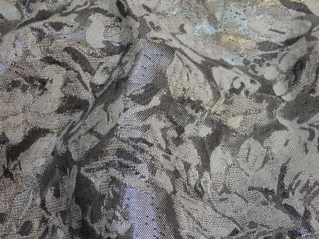 Velmi pekne slavnostne saty s viazanim oklo krku, bay,36