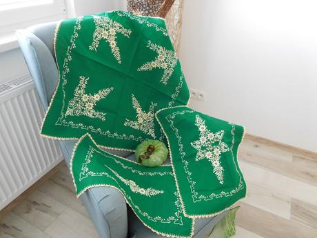 Smaragdovo zelený set obrusov ručne vyšívaný, 