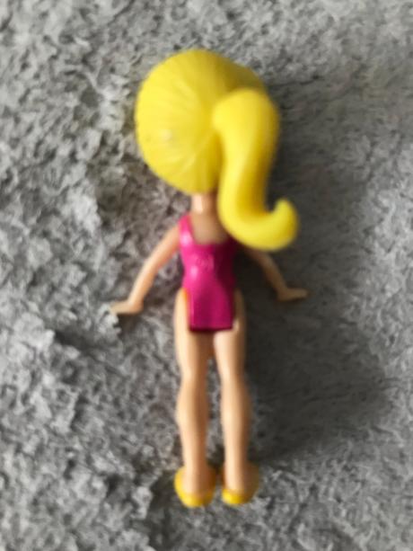 Bábika malá s gumennou suknou, výška babiky - 5 cm,