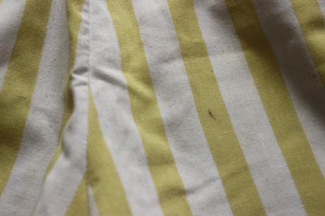 Pásikavé bielo-žlté šortky, 140