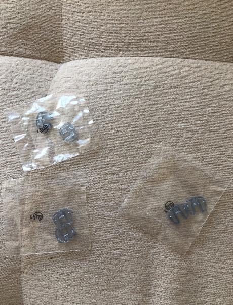 Darujem bordovú plechovú dózu,