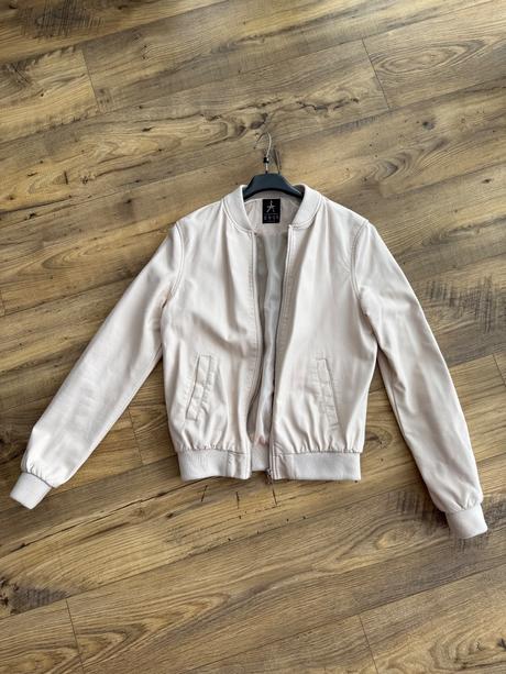 Koženkova bombera, atmosphere,s