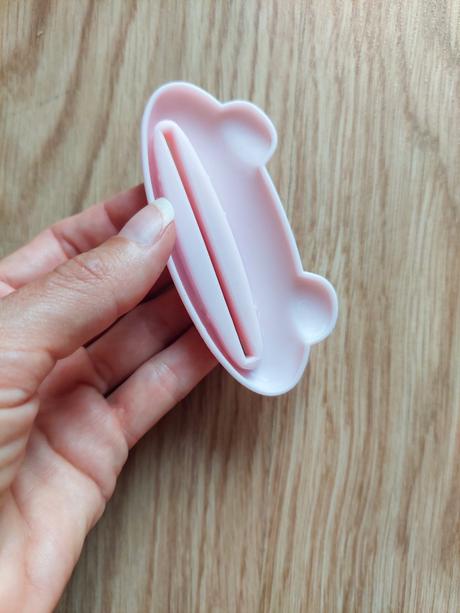 Jednoduchy plastovy vytlacac zubnej pasty, 