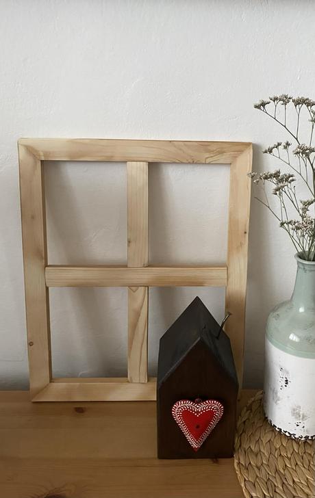 Drevený dekoračný domček a drevené okienko, 