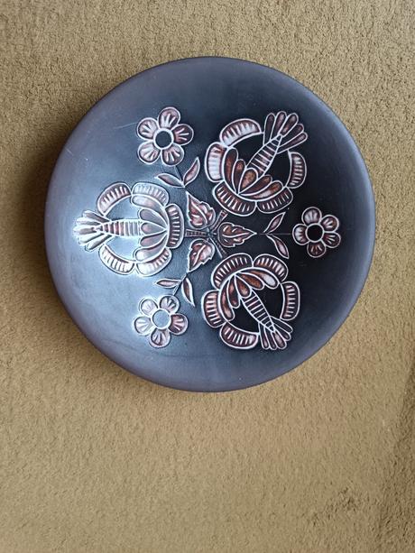 Ručne maľovaný folklórny tanier, 