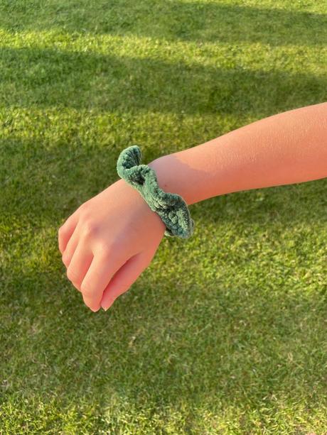 Predám ručne uháčkované farebné scrunchies, 