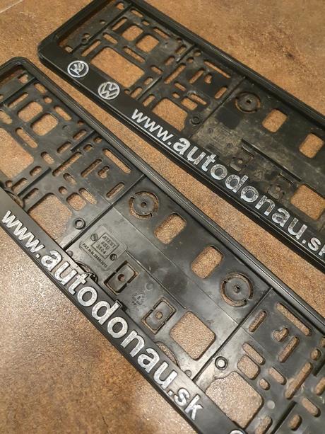 Držiak na značku pre osobné auto,