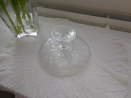 Podnos tortový livované sklo na nožičke,, 