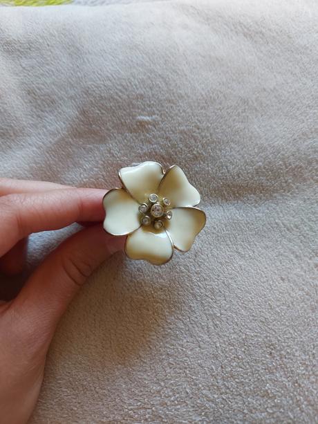 Rôzne druhy prsteňov, hodinky, kvet, motýľ, 