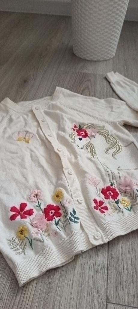 Prekrásny svetrík s kvetmi, 140