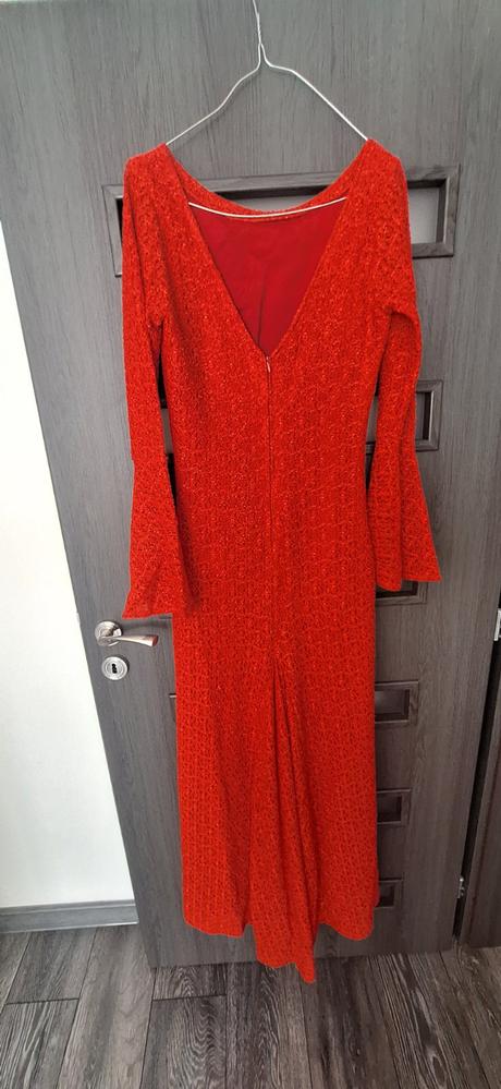 Červené šaty, s