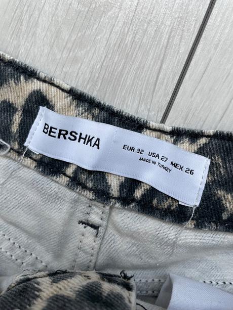 Krátke rifle, bershka,32