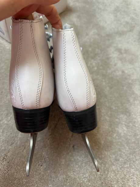 Dievčenské ľadové korčule, crowned,34