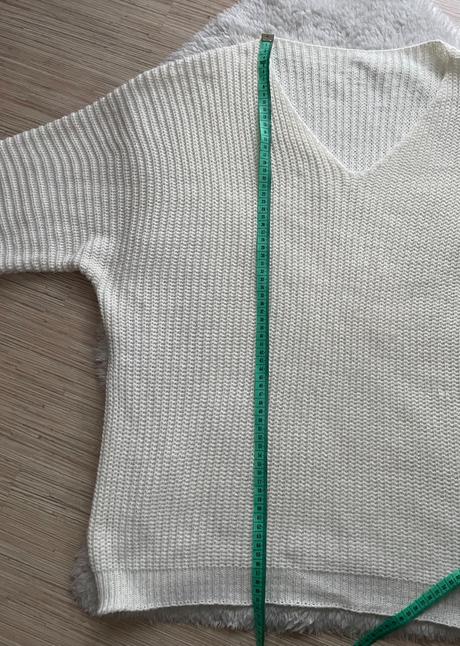 Biely pleteny sveter s v vystrihom,