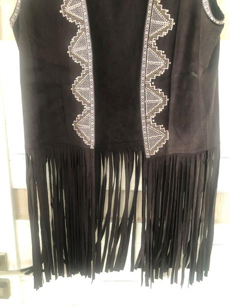 Čierna vesta so strapcami, s