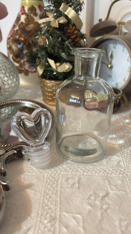 Sklenená fľaša ( dóza ) so zátkou v tvare srdiečka, 