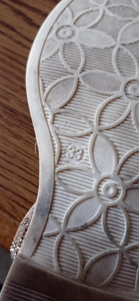 Dievcenské sandále, 33